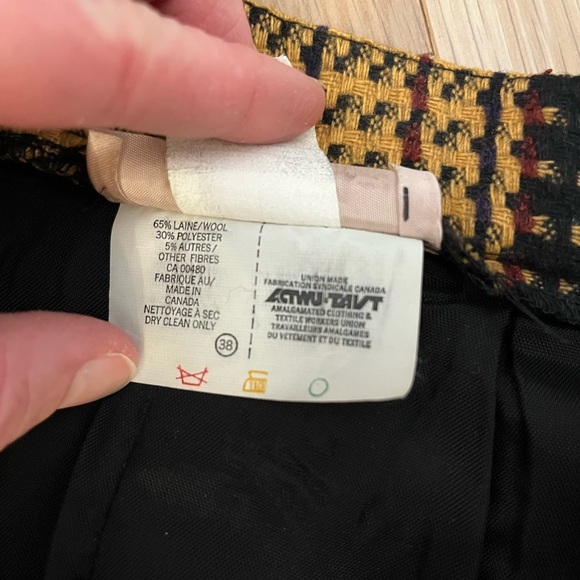 Vintage preppy Plaid Yellow and Black wool Skirt with buttons and one pocket - Picture 5 of 6